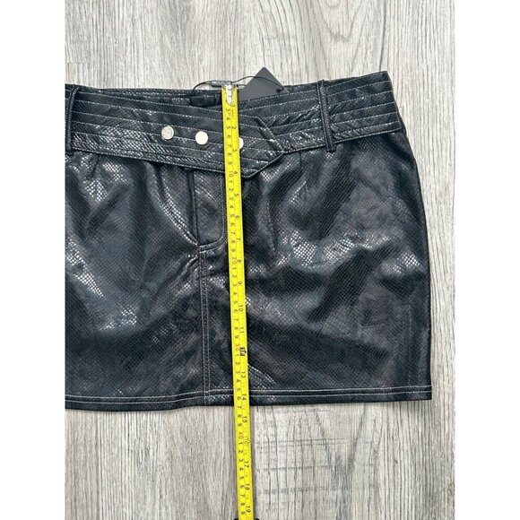 NWT Pretty Little Thing Black Faux Leather Mini Skirt Snakeskin Belted Size 12 - Picture 8 of 10